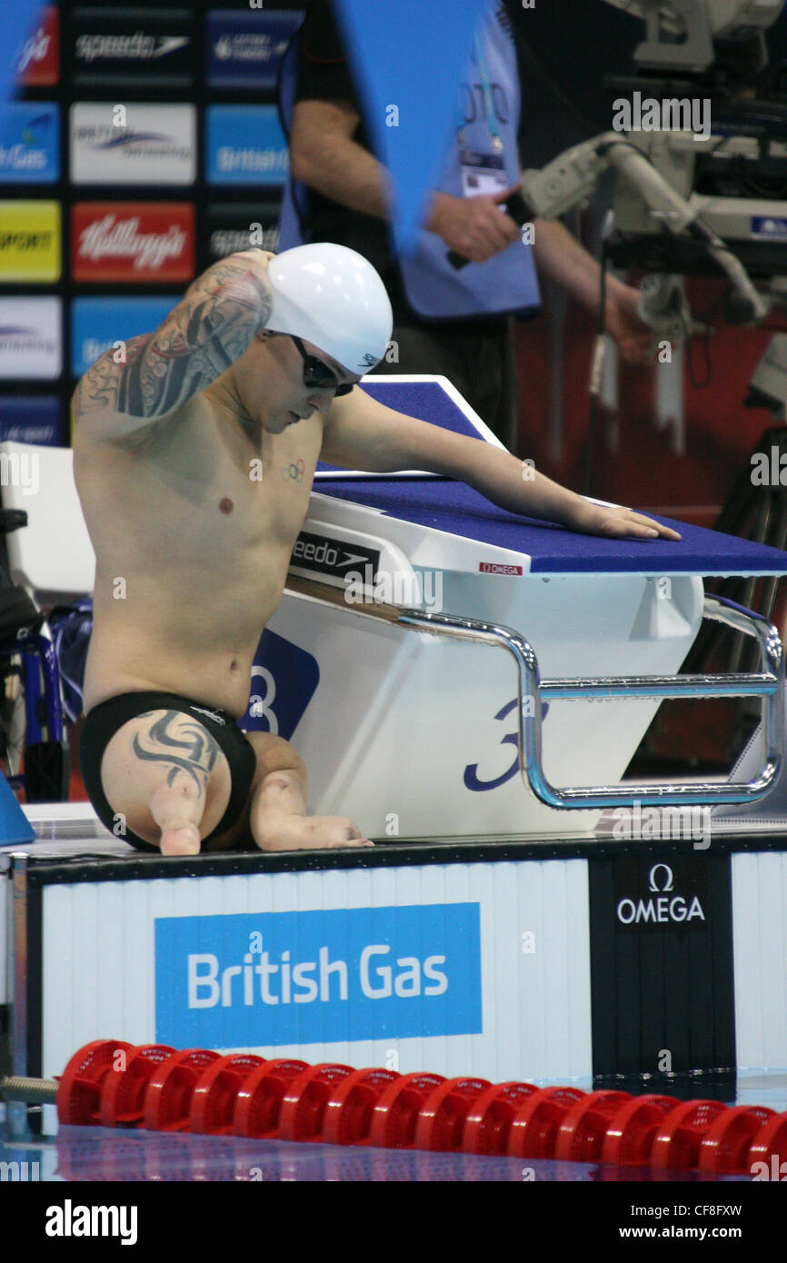 Anthony Stephens (S5) en la categoría Mixto Mens 50m espalda en los campeonatos de natación Británica 2012 Foto de stock