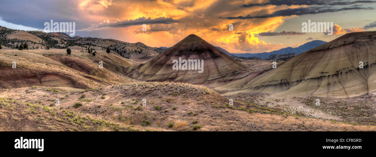 Ocaso sobre el paisaje de colinas pintadas en Oregon Central Panorama Foto de stock