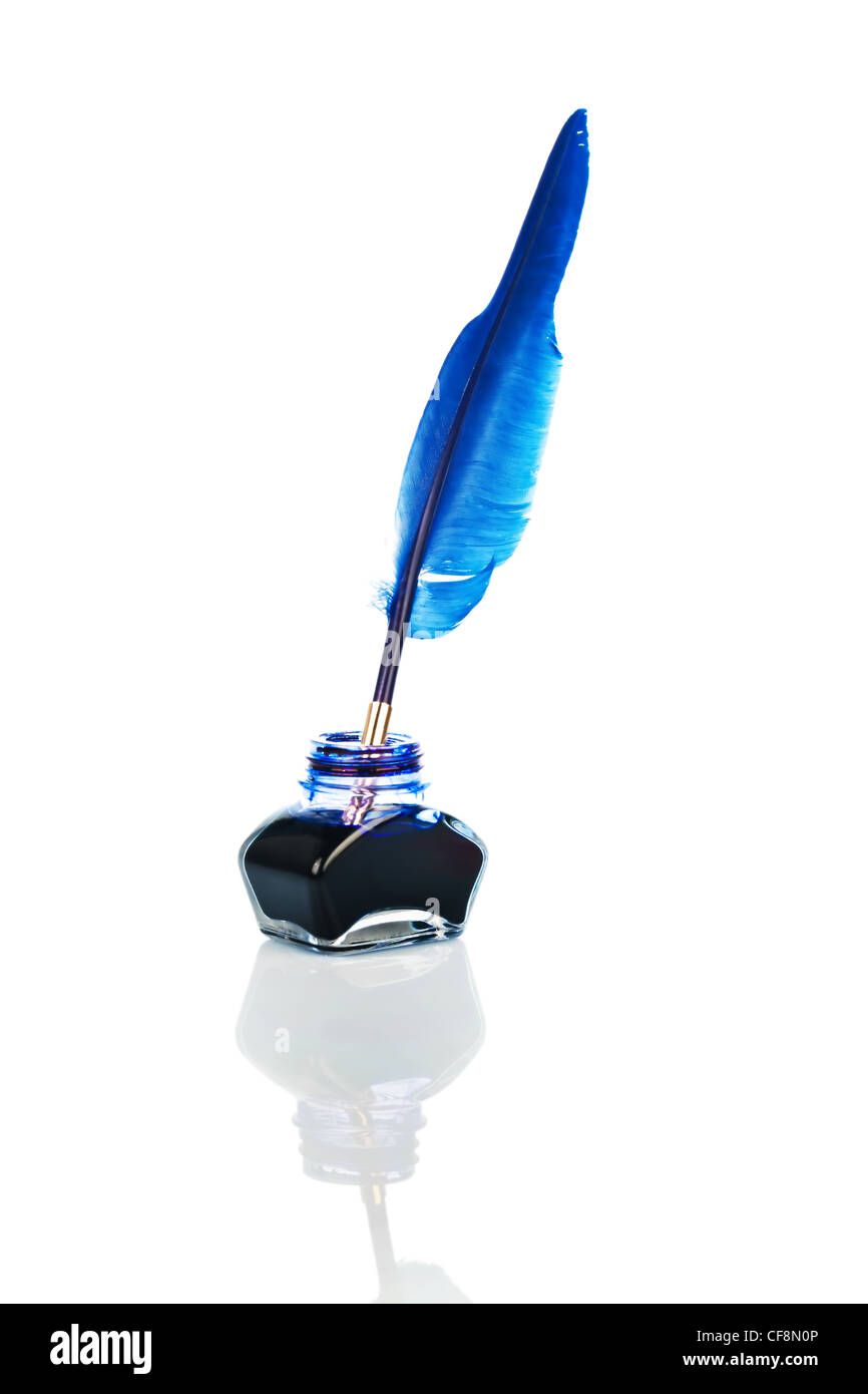 Una pluma azul con un frasco de tinta sobre fondo blanco Fotografía de  stock - Alamy