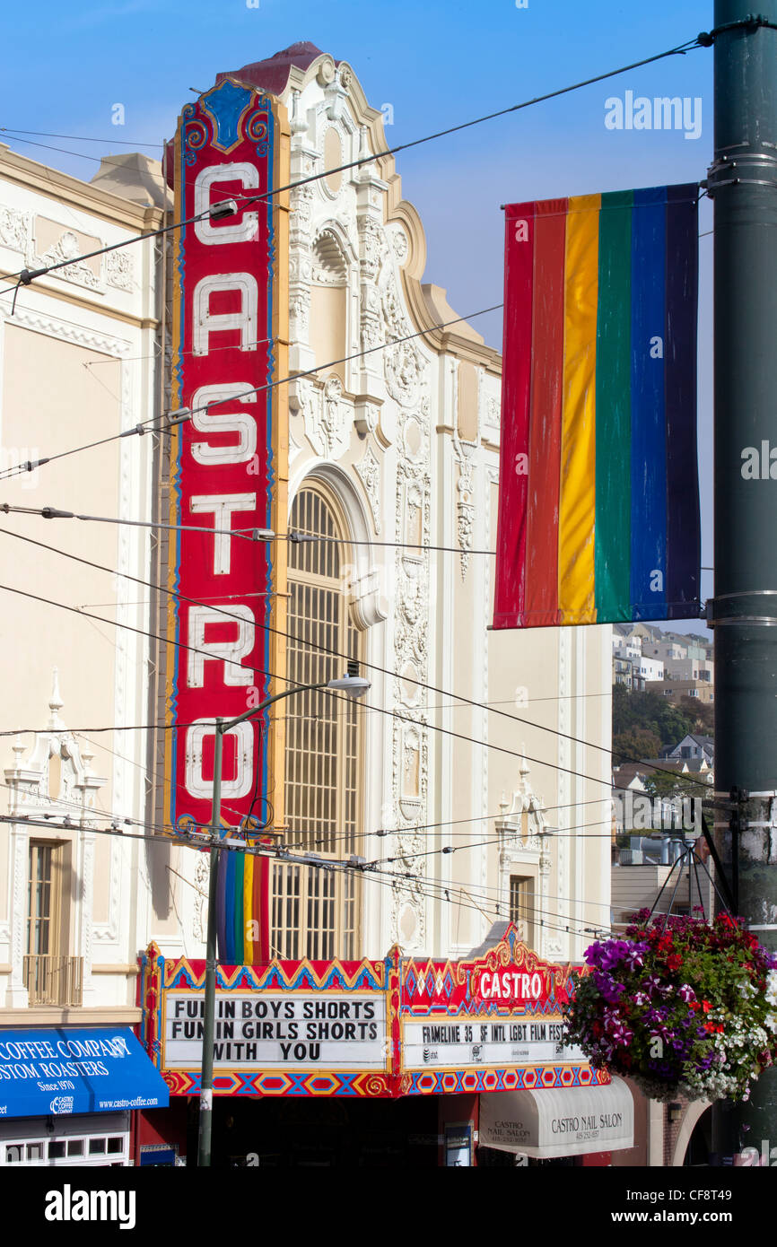 Arco Iris del Orgullo Gay bandera ondeando en el viento sobre el Castro, en San Francisco, California Foto de stock