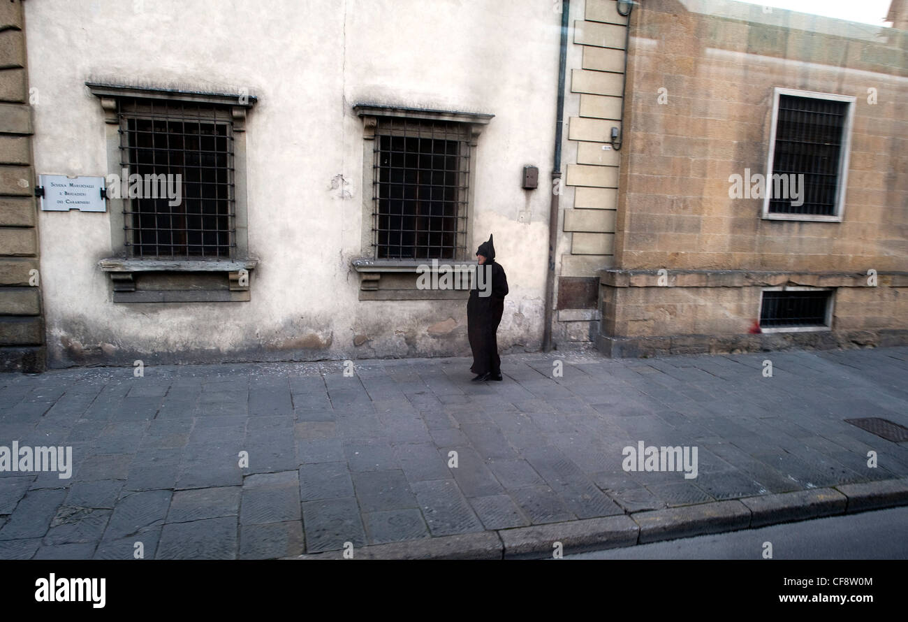 Persona vestida de negro en Florencia Italia Foto de stock