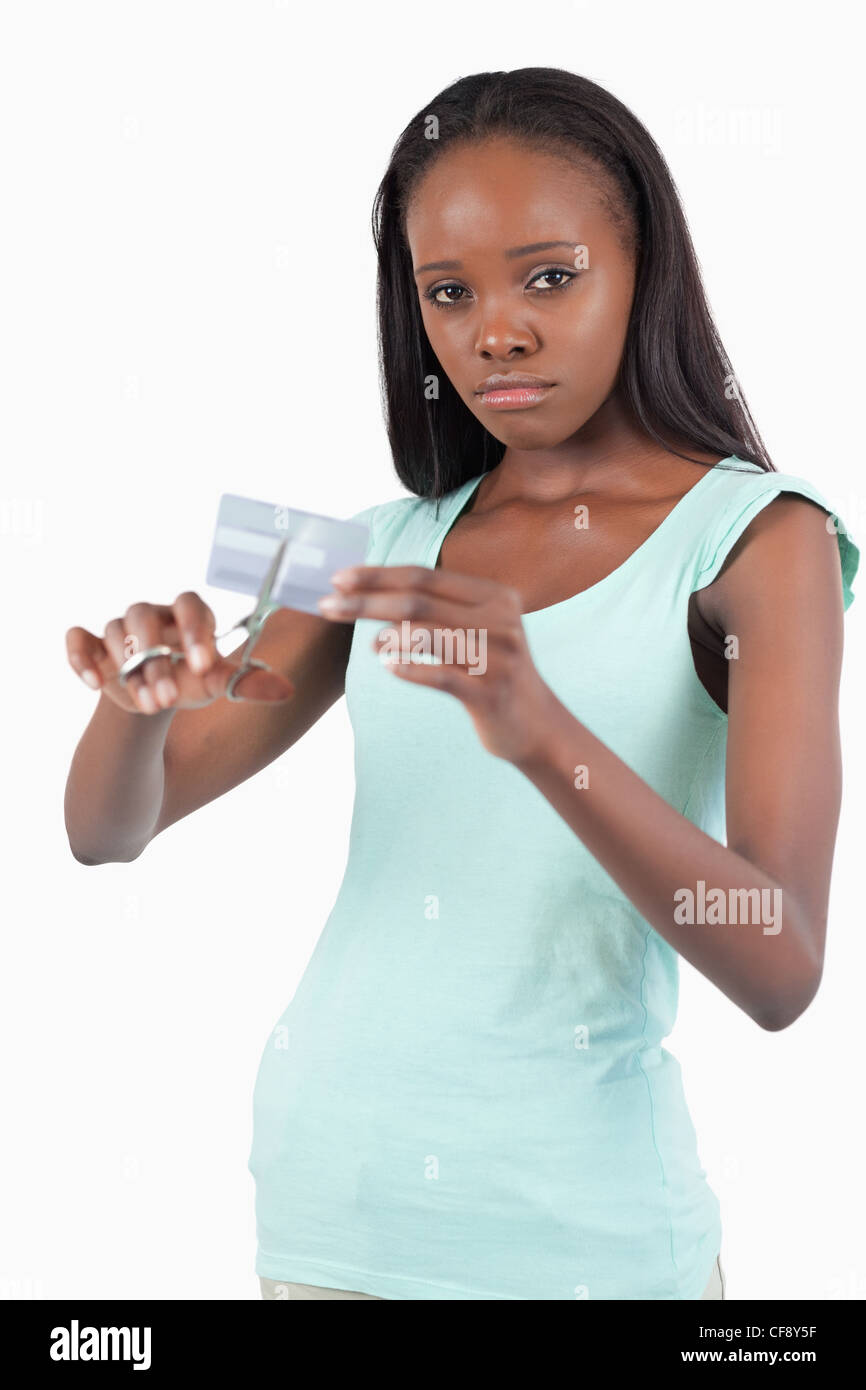 Triste mujer deshacerse de su tarjeta de crédito Foto de stock