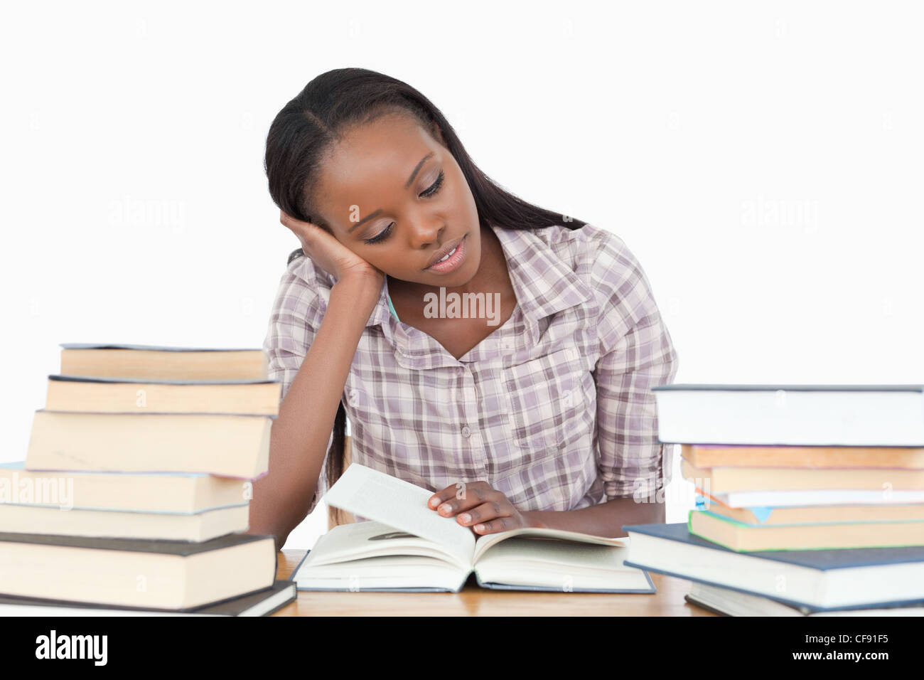Mujer joven casi dormido durante la lectura Fotografía de stock - Alamy