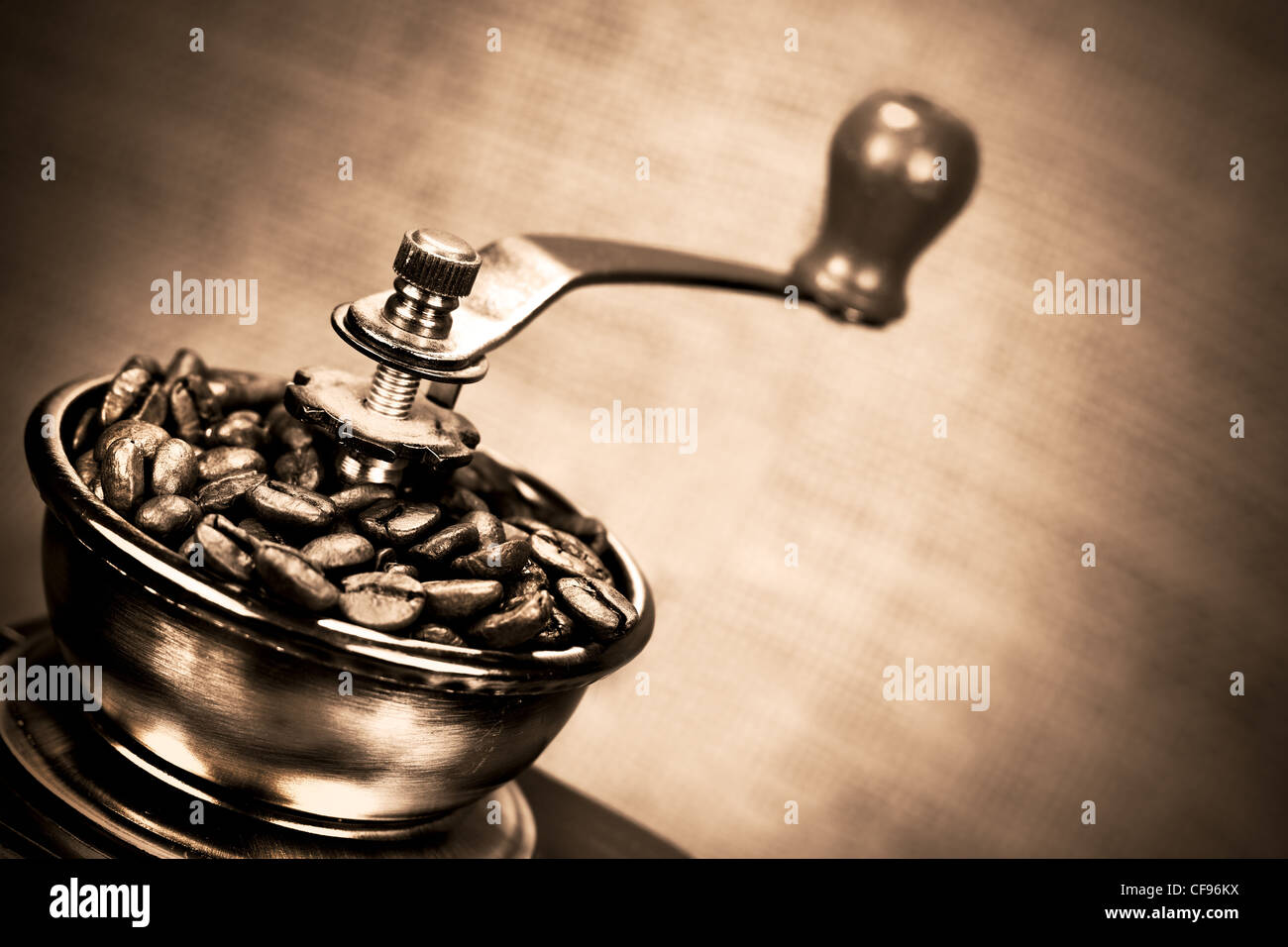 https://c8.alamy.com/compes/cf96kx/contraste-de-imagen-de-vintage-o-esmeriladora-molino-de-cafe-con-granos-de-cafe-en-color-sepia-cf96kx.jpg