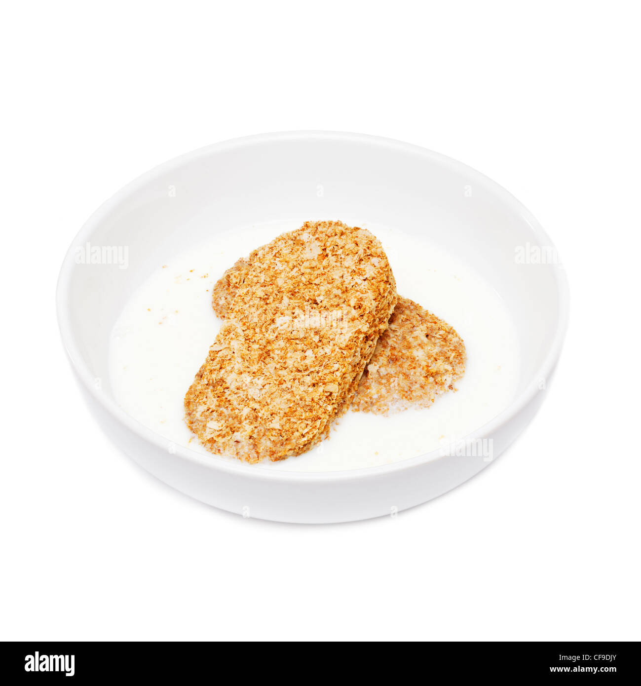 Weetabix cereales para el desayuno en un tazón con leche blanca Foto de stock