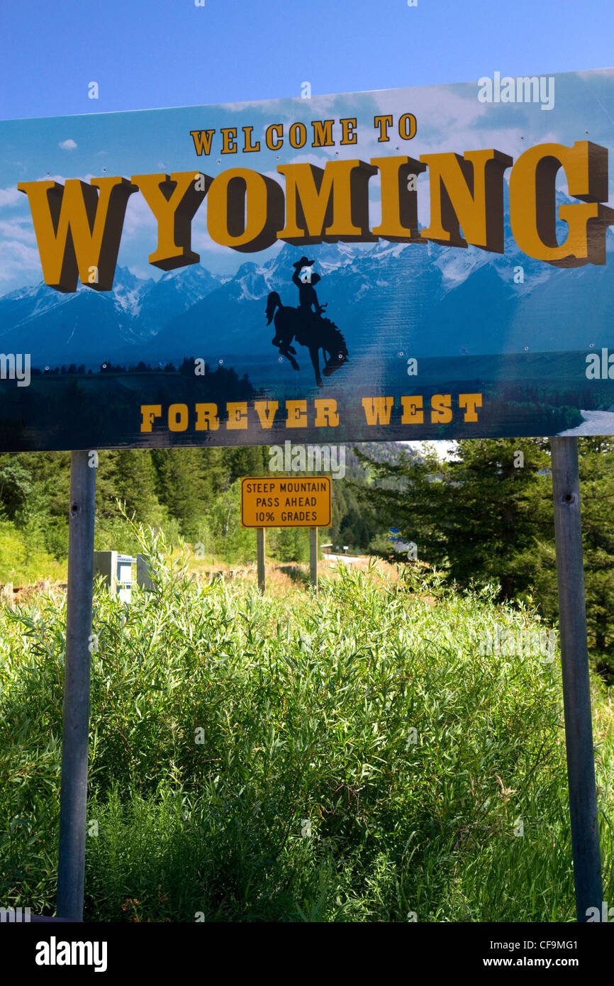 Bienvenido a Wyoming señales de carretera en la frontera del estado de Idaho, Wyoming, Estados Unidos. Foto de stock