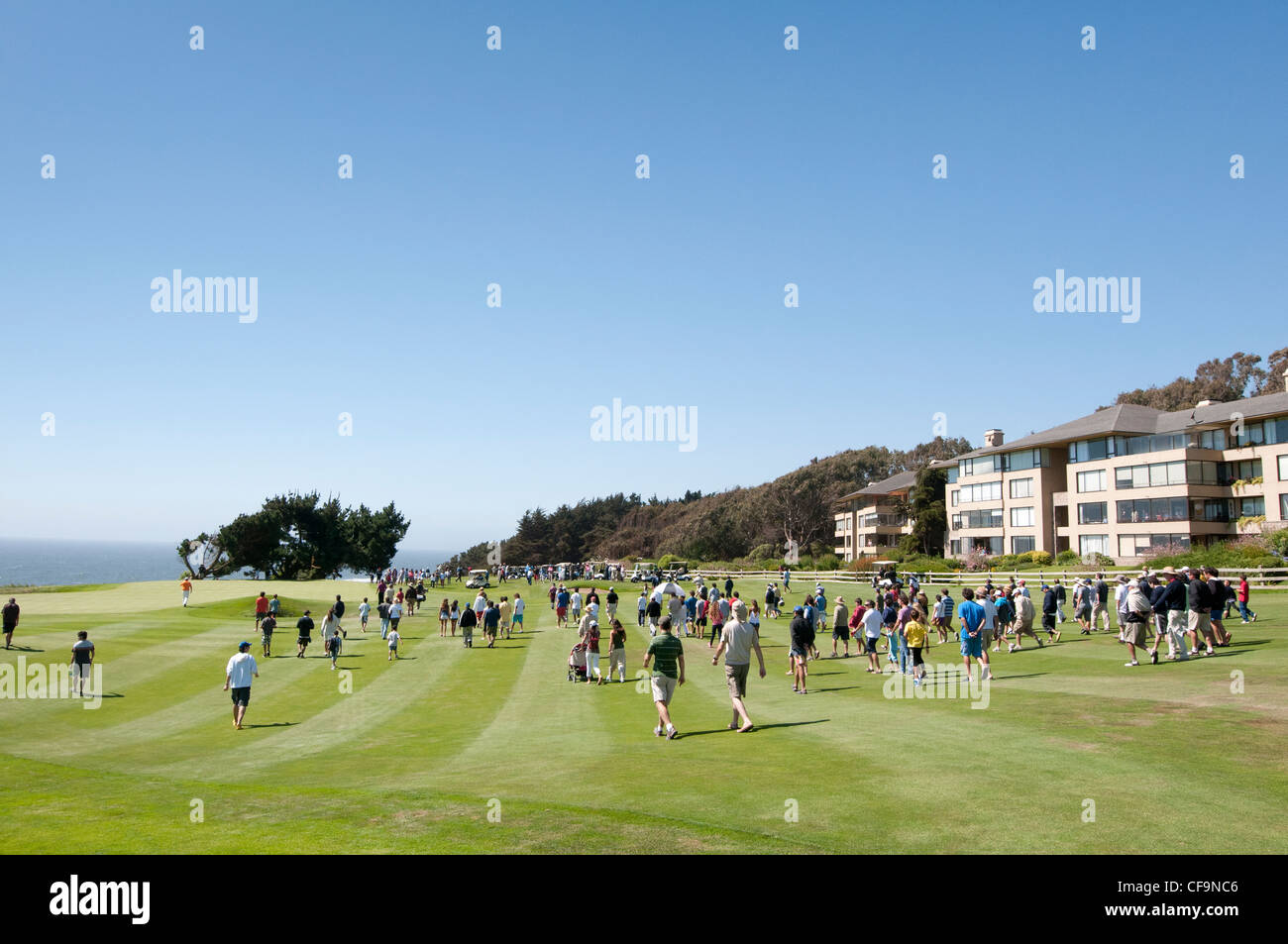 Los espectadores y los golfistas desconocido. Los campos de golf de campeonato. Foto de stock