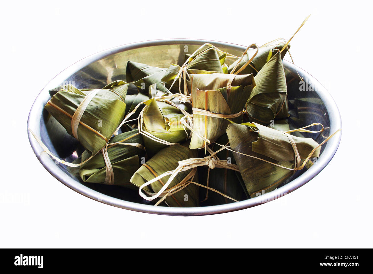 Los dumplings de arroz estilo chino en un tazón grande, aislado en blanco. Para Dragon Boat Festival. Foto de stock
