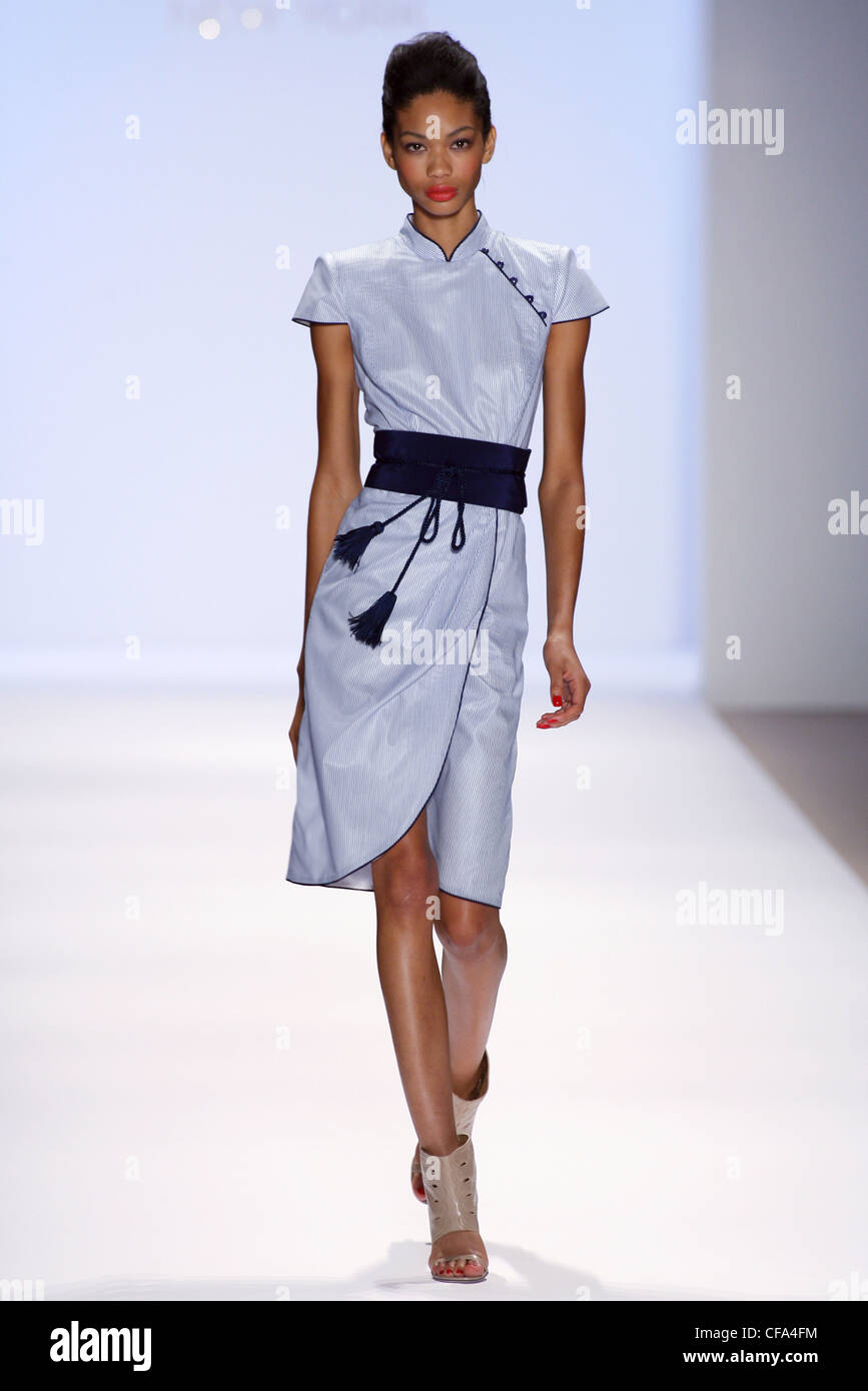 Tibi Nueva York listo para vestir Primavera Verano American modelo chanel  Iman vistiendo Kimono azul pálido vestido con botas cortada beige  Fotografía de stock - Alamy