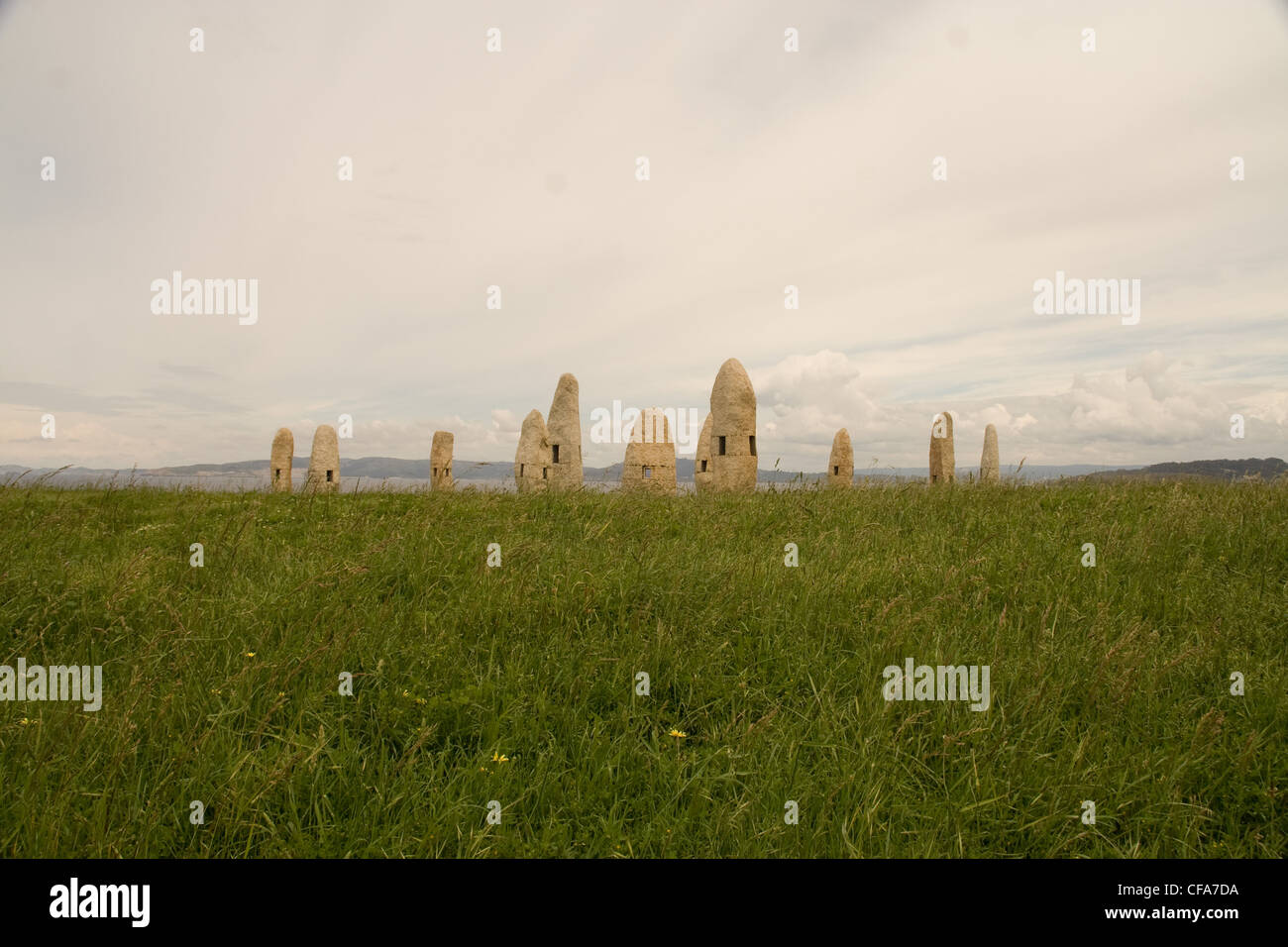 Círculo de piedra de pie en un campo situado en la costa, A Coruña, Galicia España Foto de stock