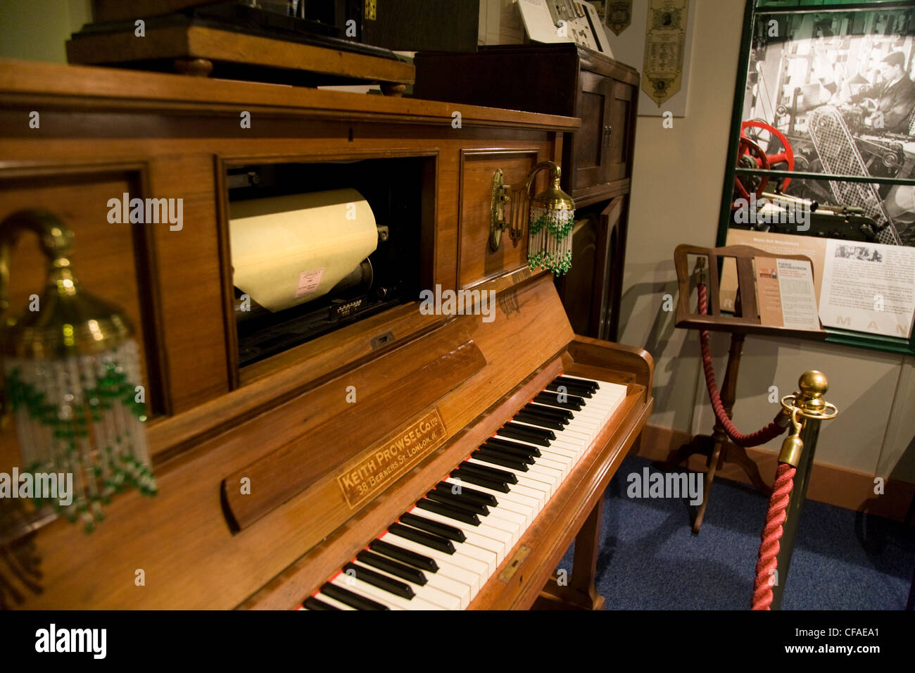 Exposición mostrar incluyendo Keith Prowse piano player / autopiano (pianola) en el Museo Musical / música museos. Brentford UK Foto de stock