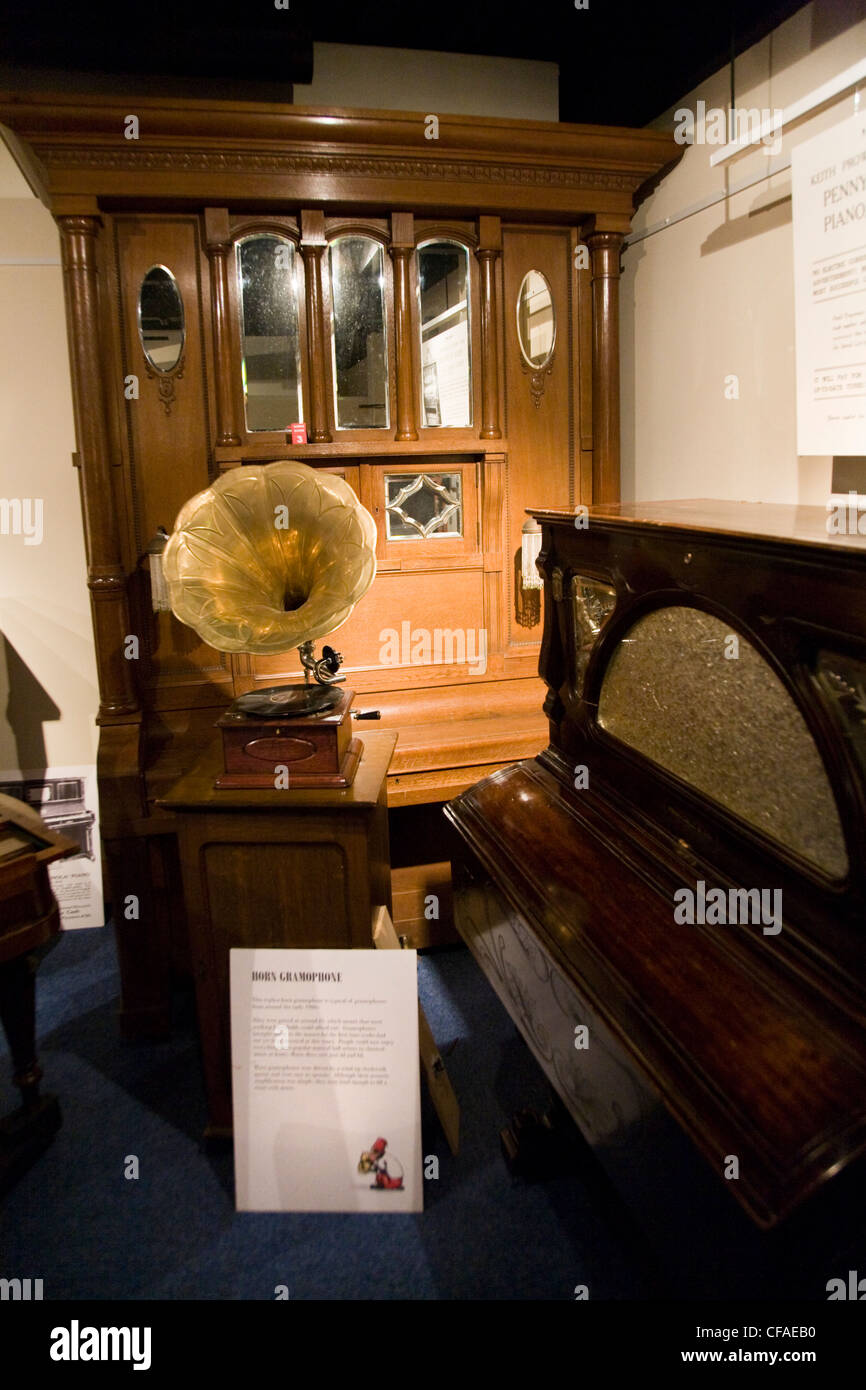 Exposición mostrar incluyendo una bocina gramophone & Barrel piano en el Museo Musical / música museos. Brentford UK Foto de stock