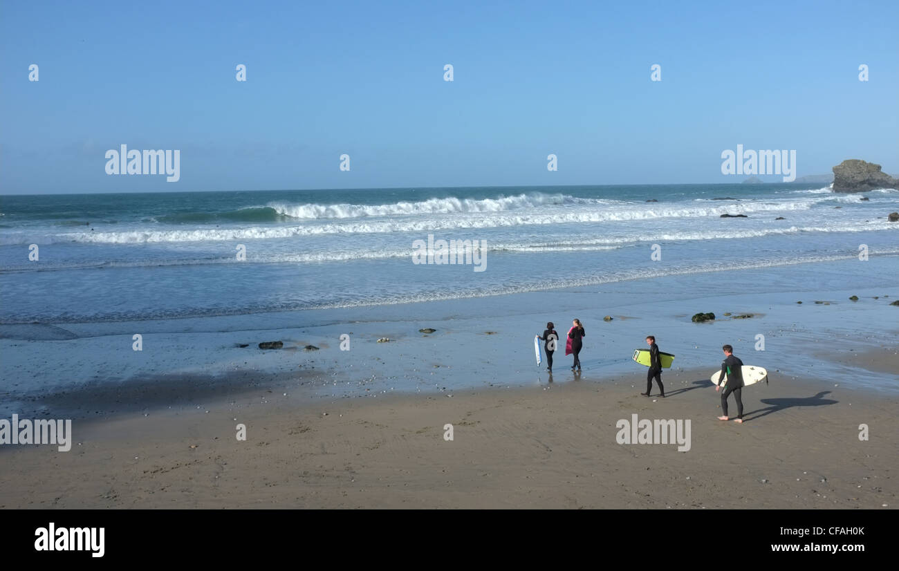 Un grupo de surfistas en la playa de Santa Inés, Cornualles, en el REINO UNIDO Foto de stock