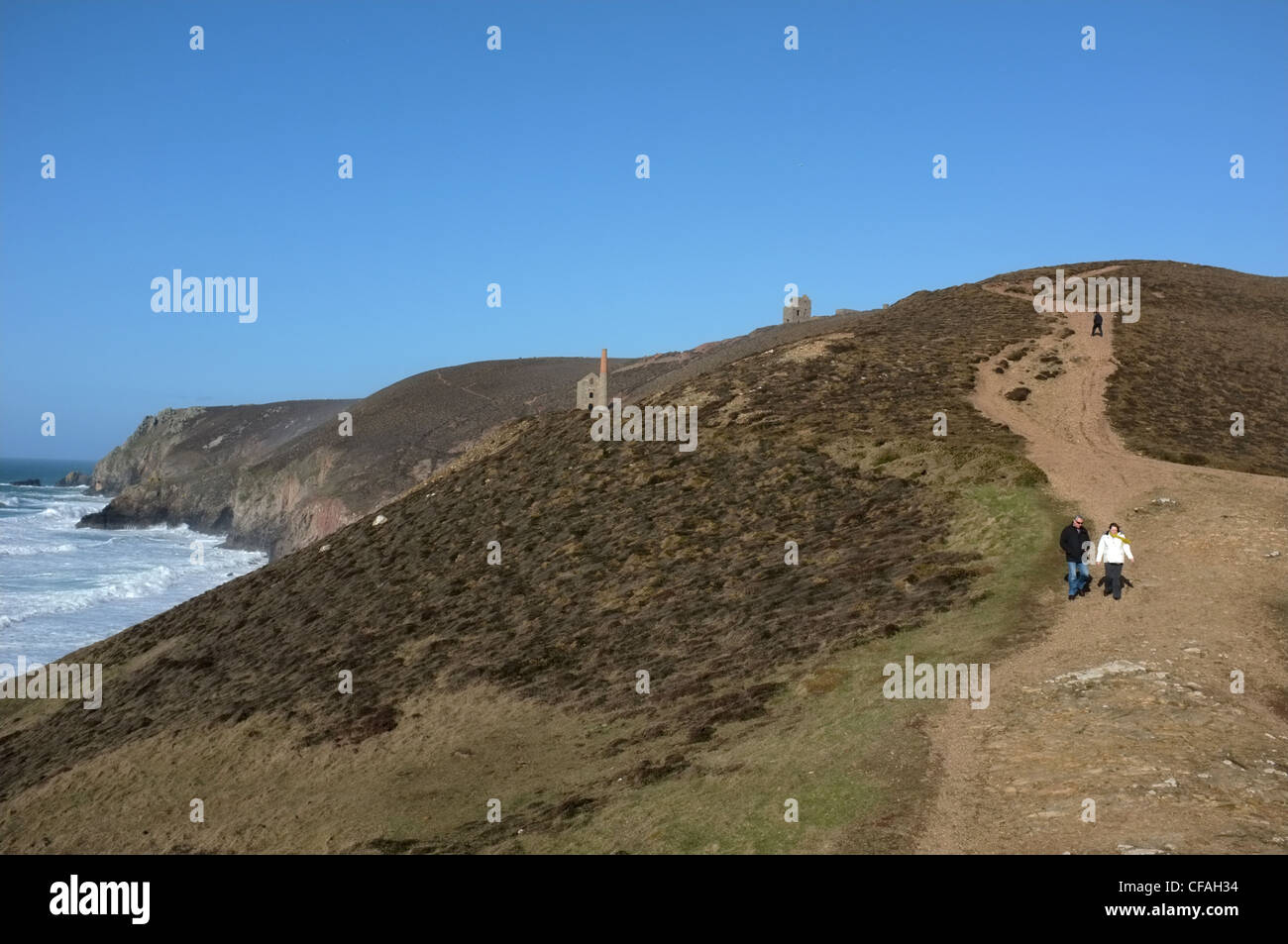 Caminantes en las colinas cerca de Santa Inés en Cornwall en invierno mostrando pápula igual Cotes un acantilado edificio mina Foto de stock