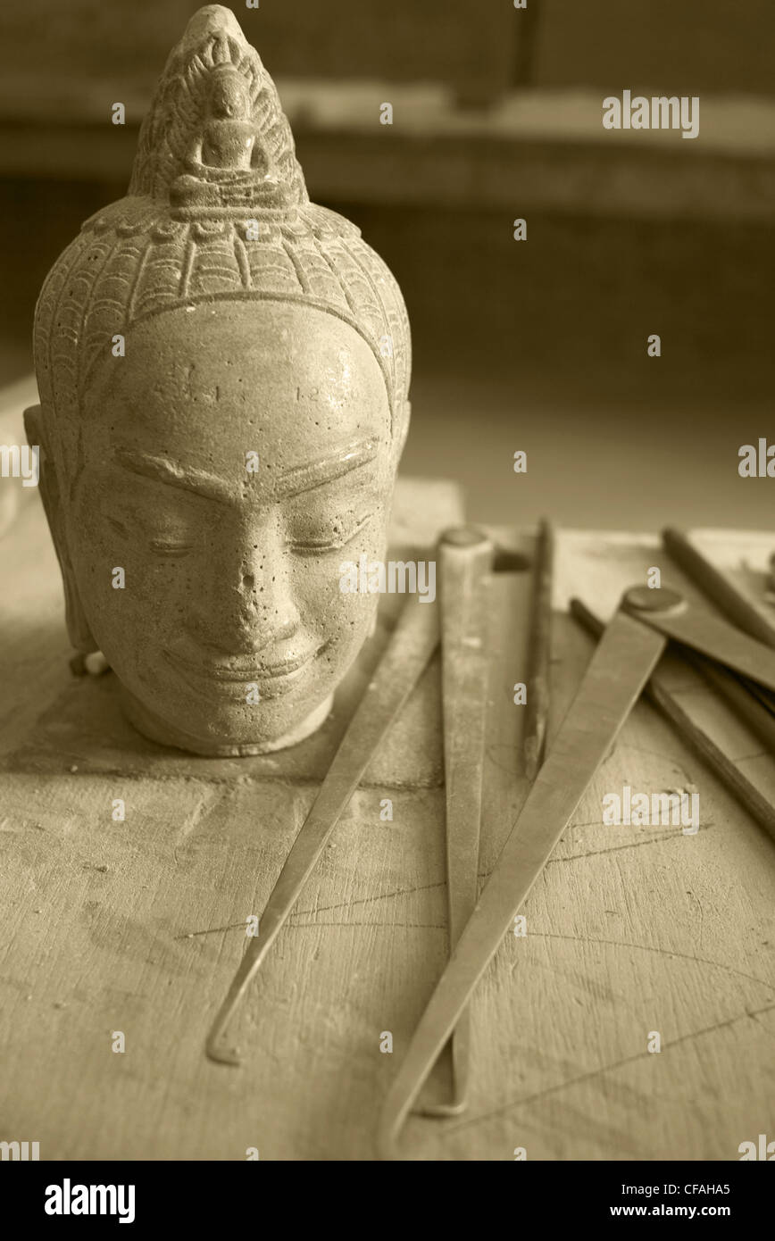 Una cabeza Buda talladas por los artesanos de Angkor, Siem Reap, Camboya. Foto de stock
