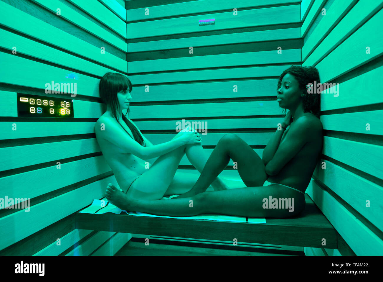 Mujeres desnudas en la sauna relajante en el spa Fotografía de stock - Alamy