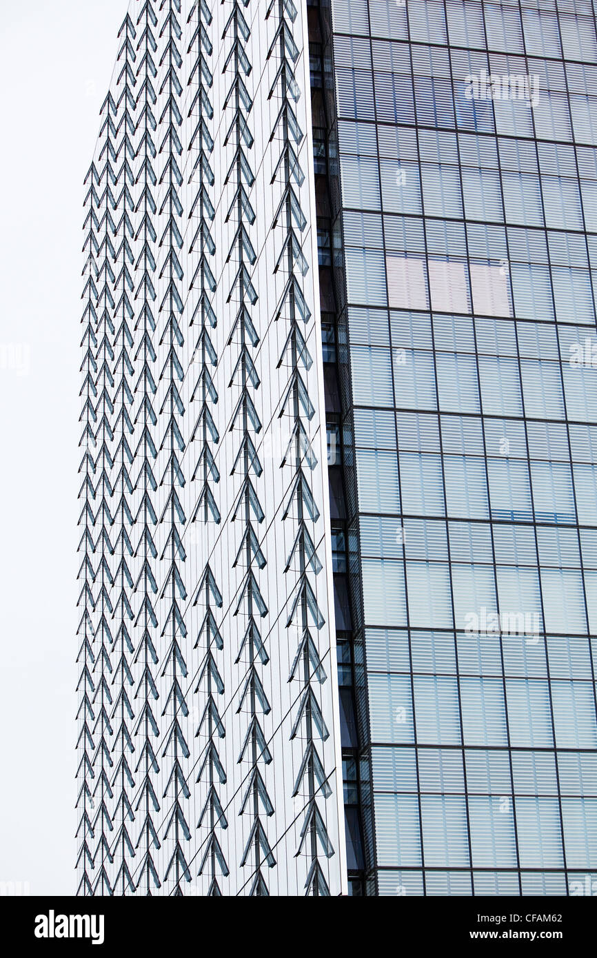 Filas de ventanas abiertas ManitobHydro torre de oficinas Foto de stock