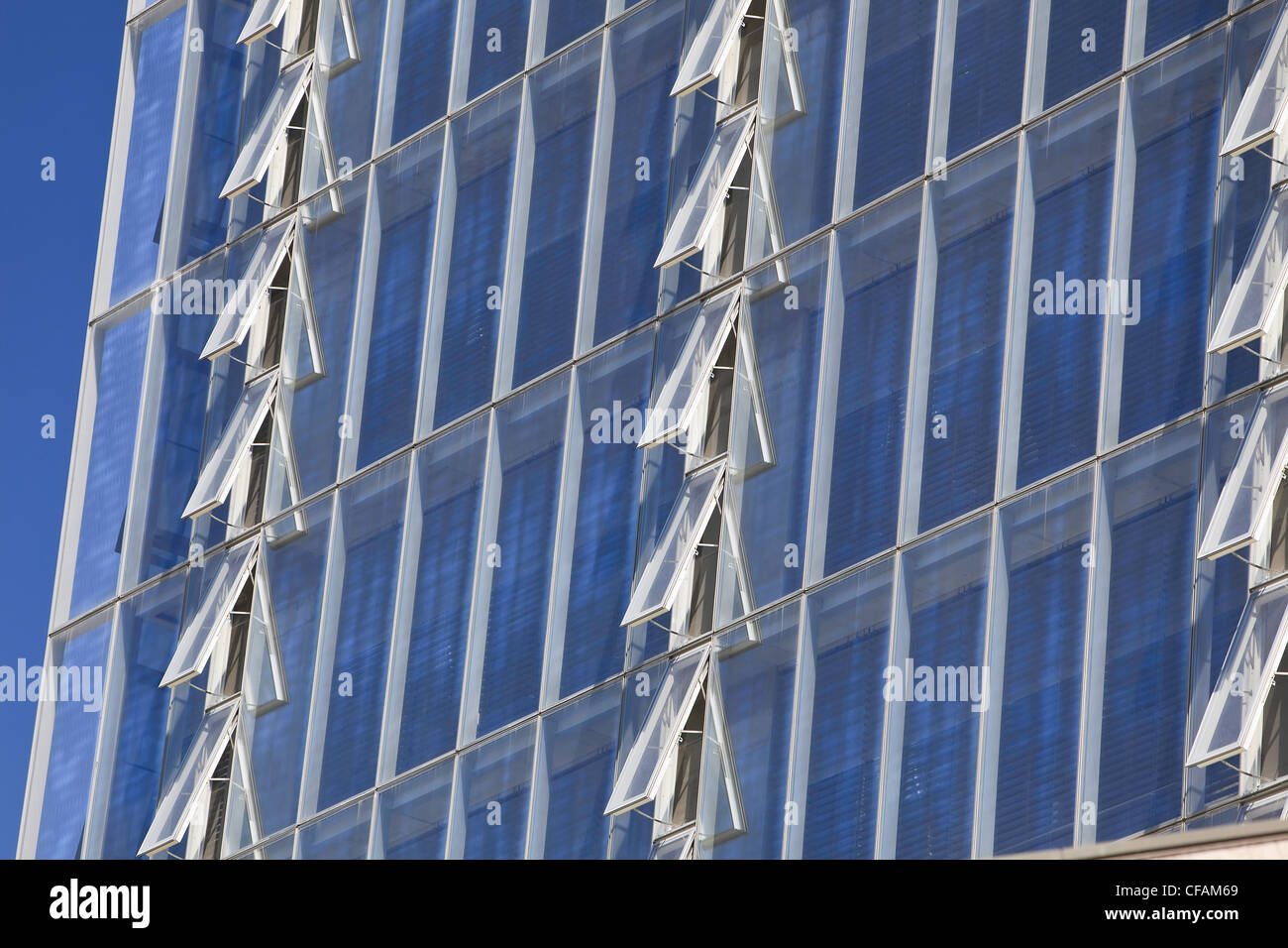 Filas de ventanas abiertas ManitobHydro torre de oficinas Foto de stock