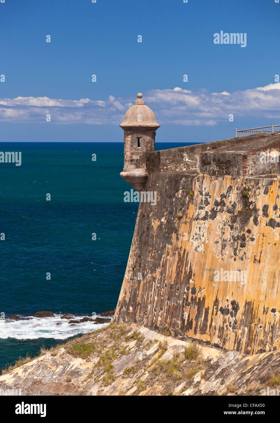 El VIEJO SAN JUAN, PUERTO RICO - Garita vistas Harbour en el Castillo San Felipe del Morro, la fortaleza histórica. Foto de stock