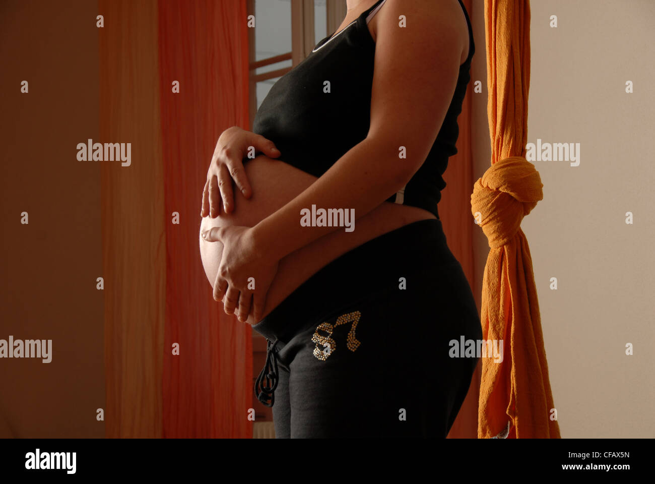 Embarazada, el 9 º mes, barriga, el la madre, preparación de natal, chándal, mujer Fotografía de stock - Alamy