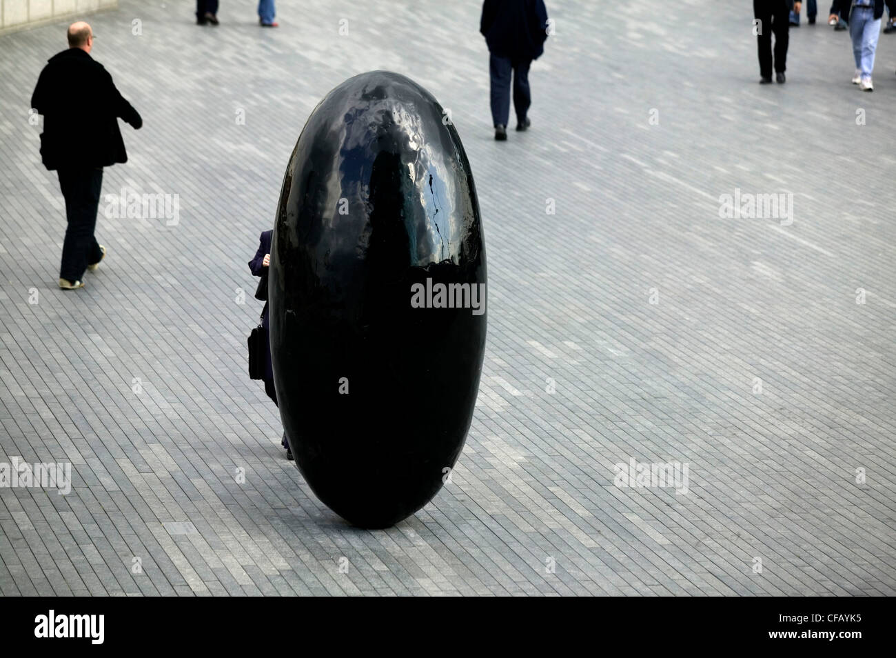 Huevo negro escultura en el City Hall de Londres Foto de stock