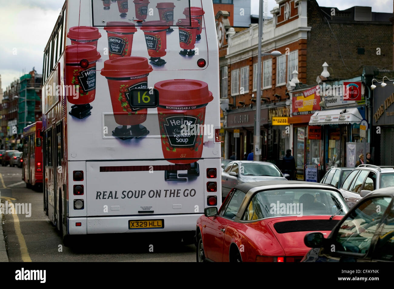 Kilburn, Londres. Autobús decorado con anuncio de HEINZ Sopa de tomate. Foto de stock