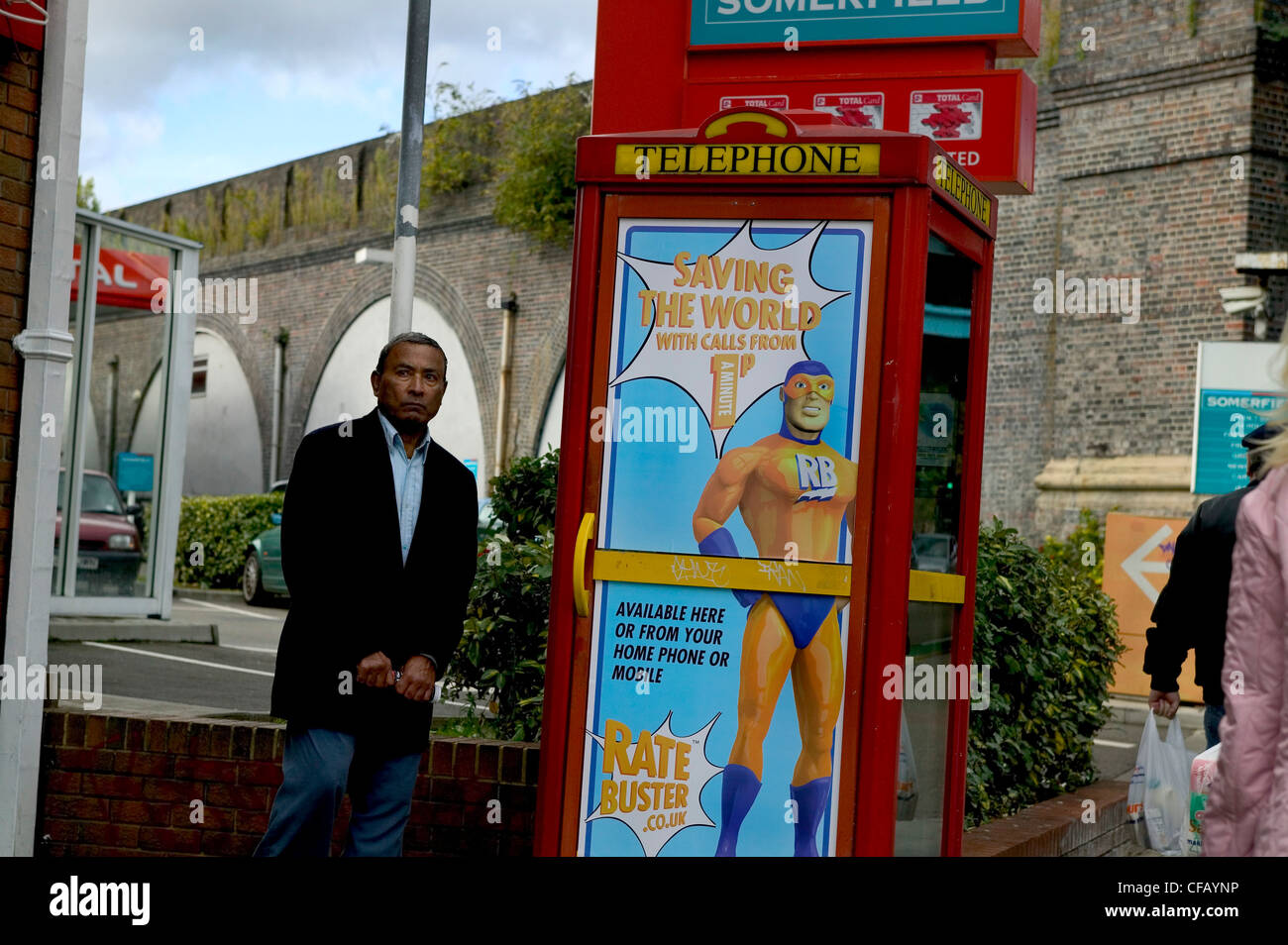 Hombre esperando en cabina telefónica, Londres, Reino Unido. Foto de stock