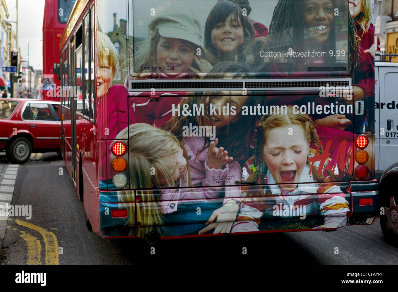 Kilburn, Londres. Autobús decorado con anuncio de H&M el vestido. Foto de stock