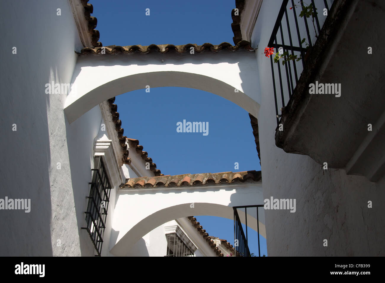 Edificio tradicional española, con paredes blancas y techo de tejas Foto de stock