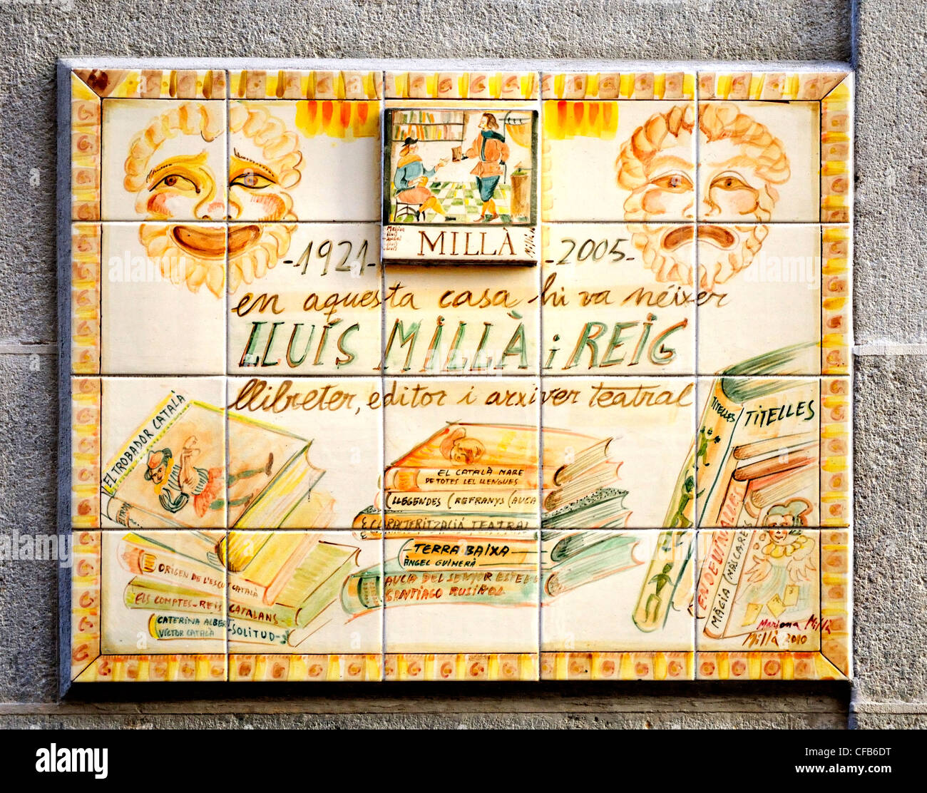 Barcelona, España. Carrer de Petritxol en el Barri Gòtic. Azulejos. Antigua casa de Lluis Milla Reig - escritor(1921-2005) Foto de stock