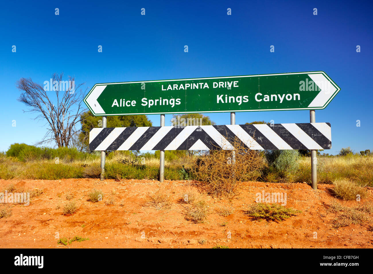 Unidad Larapinta signo direccional para Alice Springs y Kings Canyon, Australia Foto de stock
