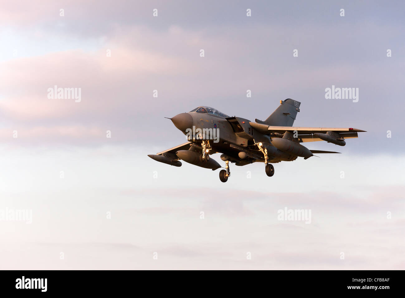 Panavia Tornado GR4 en la aproximación final a la tierra a RAF Lossiemouth, Escocia Foto de stock