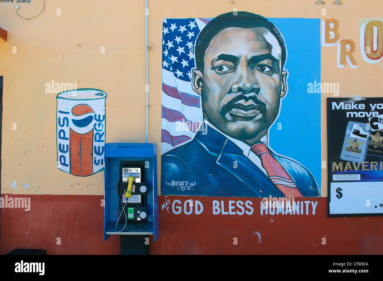 Póster de la pintura de Martin Luther King con bandera estadounidense detrás de él y el eslogan que Dios bendiga a la humanidad Foto de stock