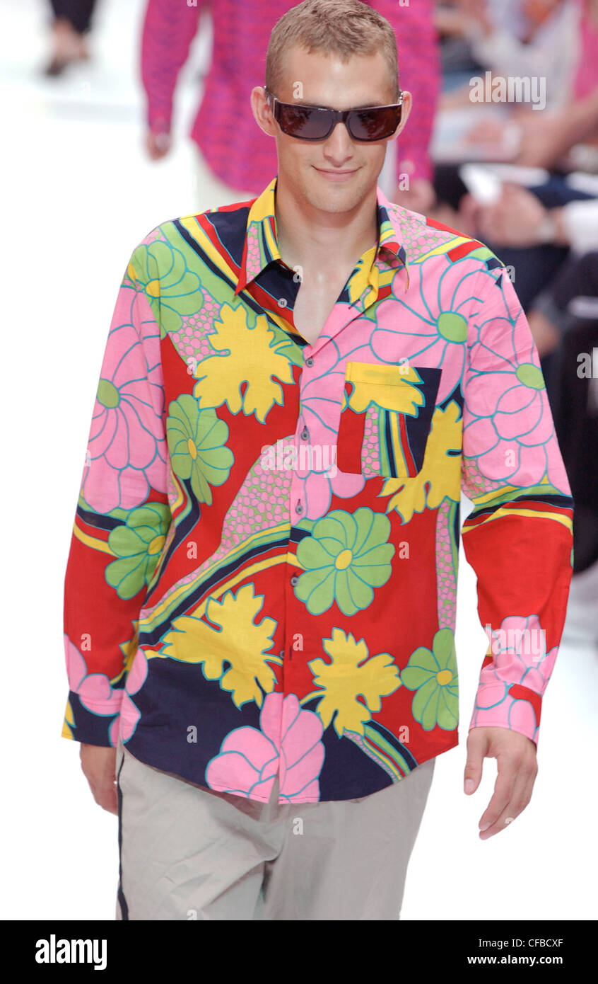 Paul Smith listo para ponerse París primavera verano moda masculina Fashion  show modelo corto cabello rubio con gafas de sol brillante Fotografía de  stock - Alamy