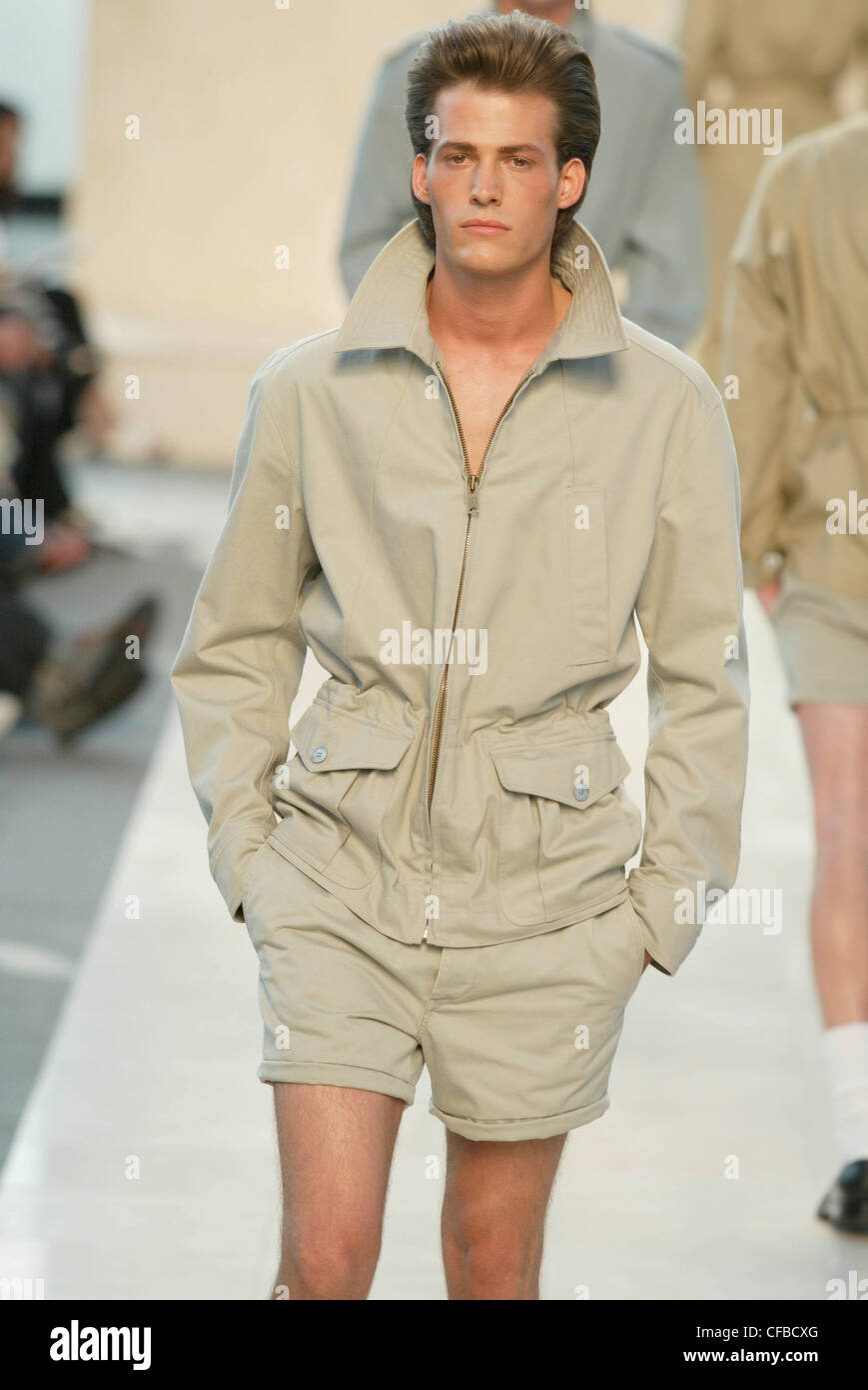 Louis Vuitton listo para ponerse ropa de hombre modelo primavera verano  corto pelo castaño vistiendo la camisa blanca y corbata marrón manchas  blancas, crema Fotografía de stock - Alamy