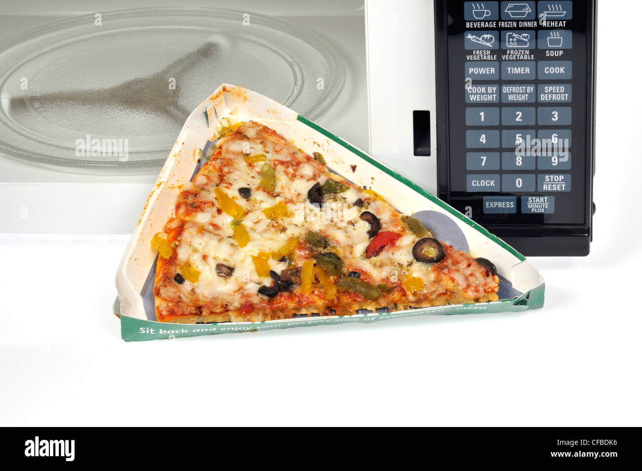 Rebanada de pizza congelada cocinado delante del horno microondas sobre  blanco Fotografía de stock - Alamy