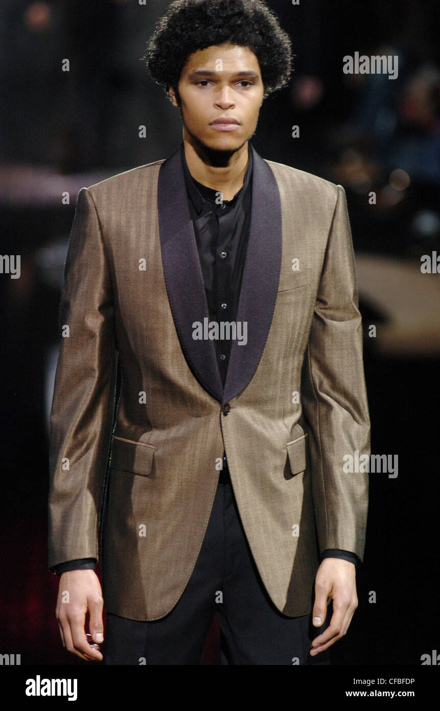 Givenchy París listo para ponerse ropa de hombre Otoño Invierno traje  inteligente Fotografía de stock - Alamy
