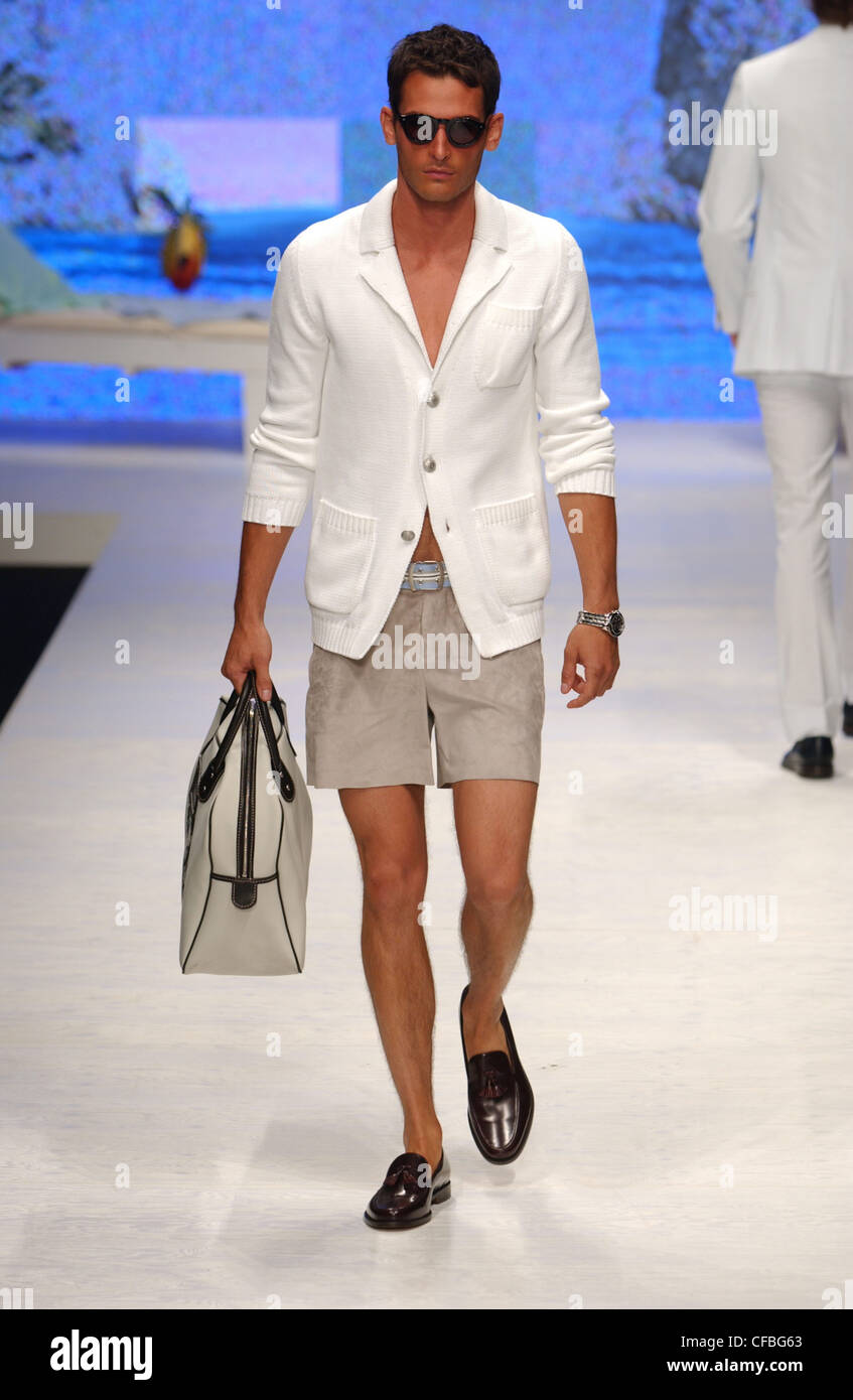 Valentino Milán moda masculina S S Hombres con gafas de sol, blanco y beige  cardigan shorts, zapatos negros, portando bolso beige Fotografía de stock -  Alamy