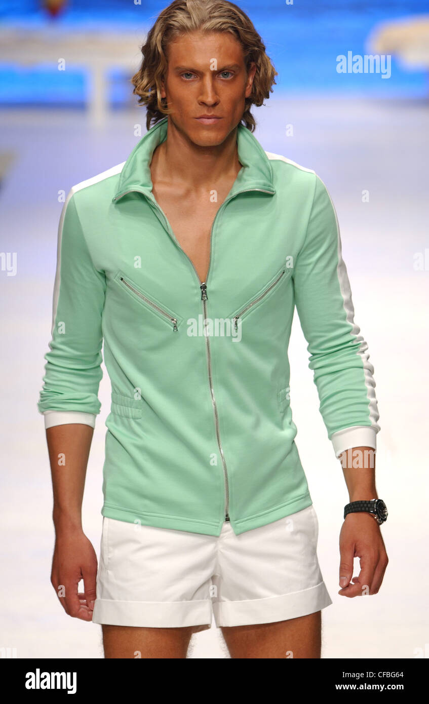 Valentino Milán moda masculina S macho Rubio vistiendo chándal verde top y  shorts blancos pista blanca Fotografía de stock - Alamy