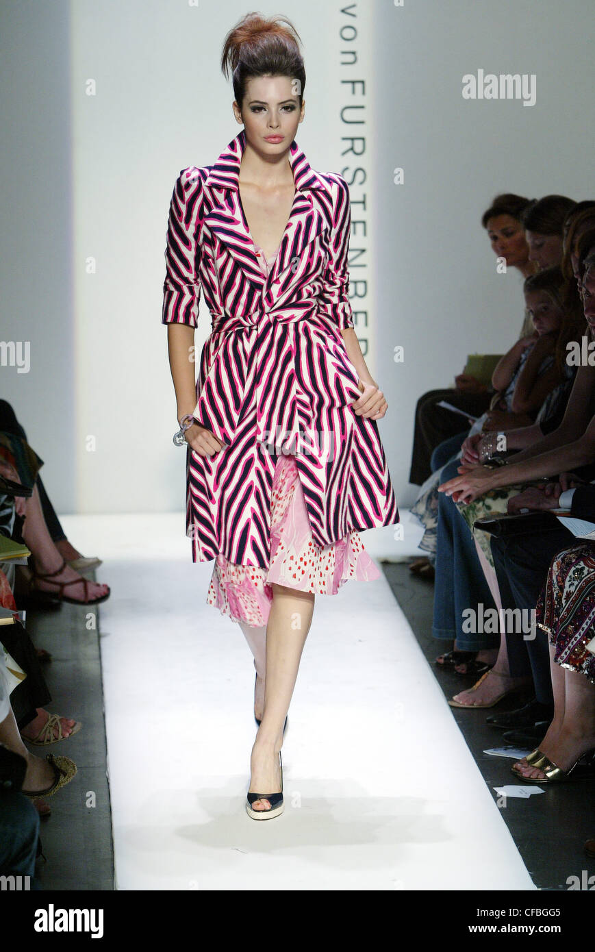 Diane von Furstenberg New York listo para vestir Primavera Verano Kemp  modelo largo morena pelo rostro vestidos rosas impresas Fotografía de stock  - Alamy