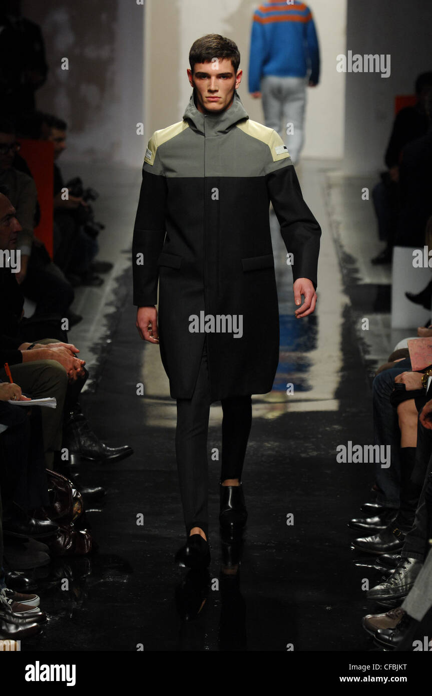 Milan listo para ponerse ropa hombre Otoño Invierno modelo vistiendo negro de esquí, encapuchado oversize abrigo negro sección gris Fotografía de stock - Alamy