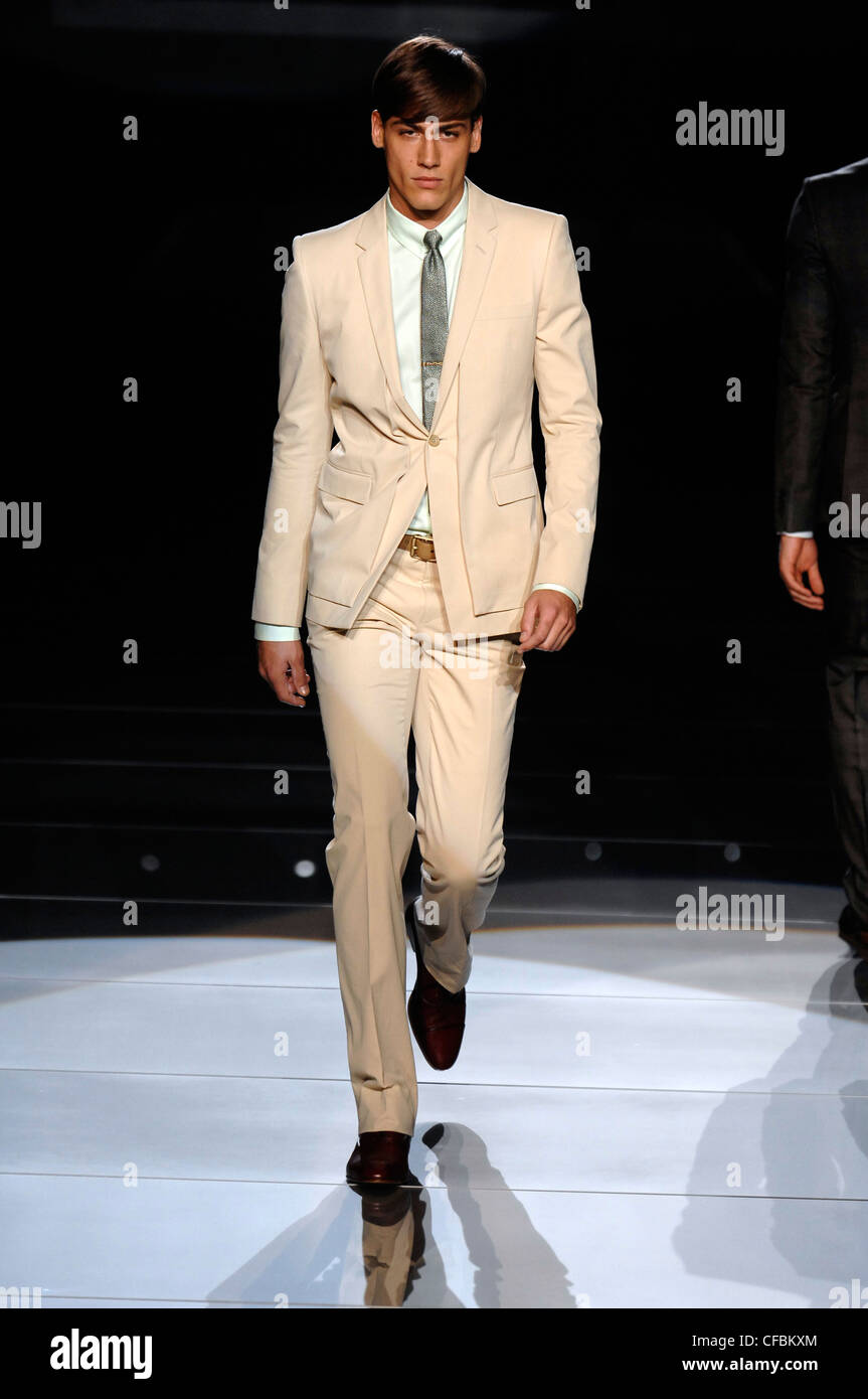 Versace Milan listo para ponerse ropa de hombre modelo primavera verano  vestidos de traje rosa pálido camisa blanca y corbata de plata y marrón  lace up Fotografía de stock - Alamy
