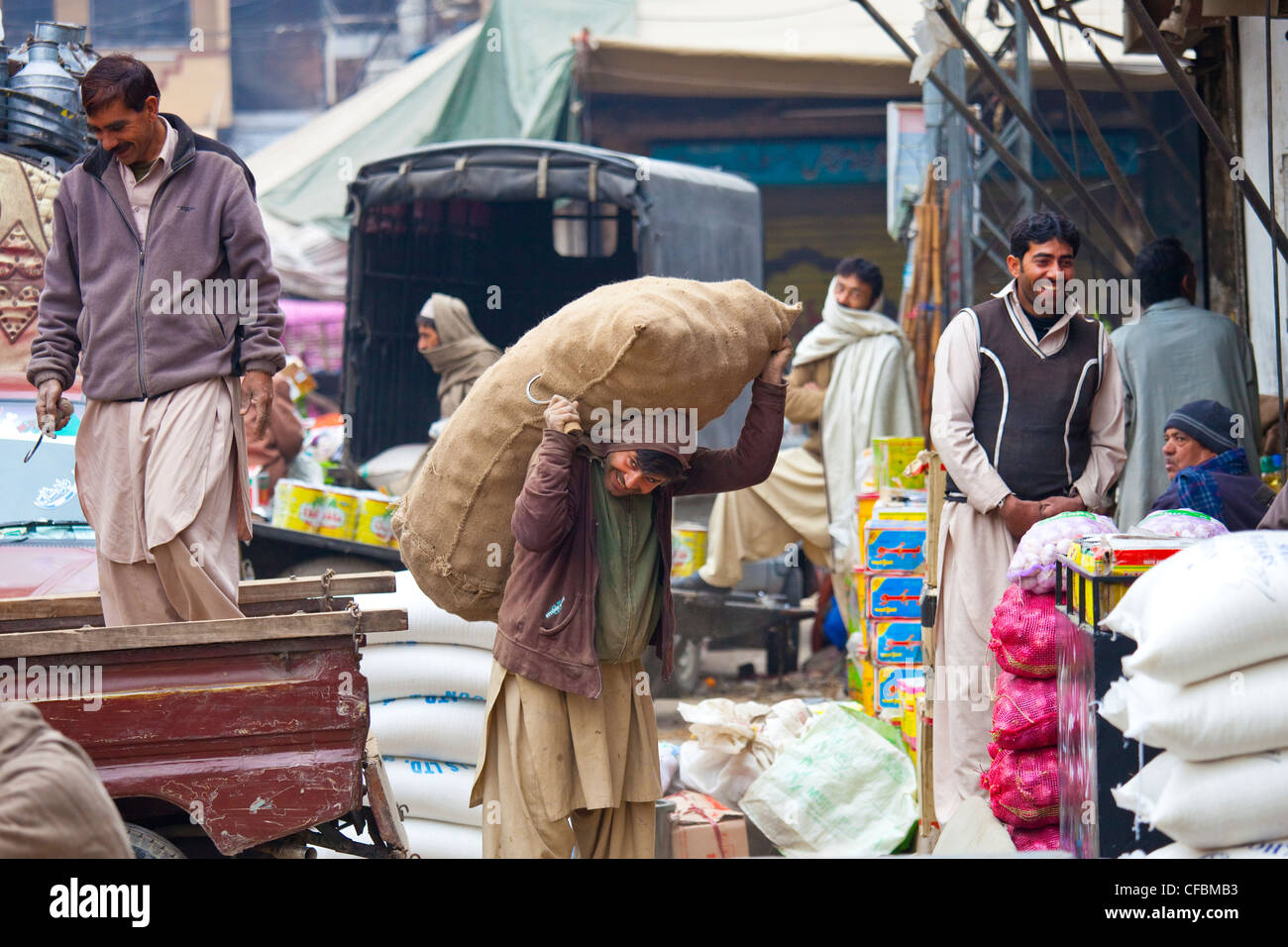 El hombre lleva producir en una tienda, Rawalpindi (Pakistán) Foto de stock