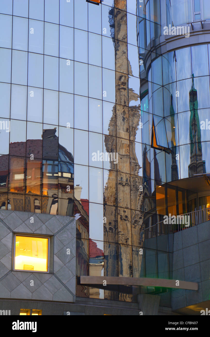 Viena - Espejo de fachada moderna en la tarde - Stephansplatz Foto de stock