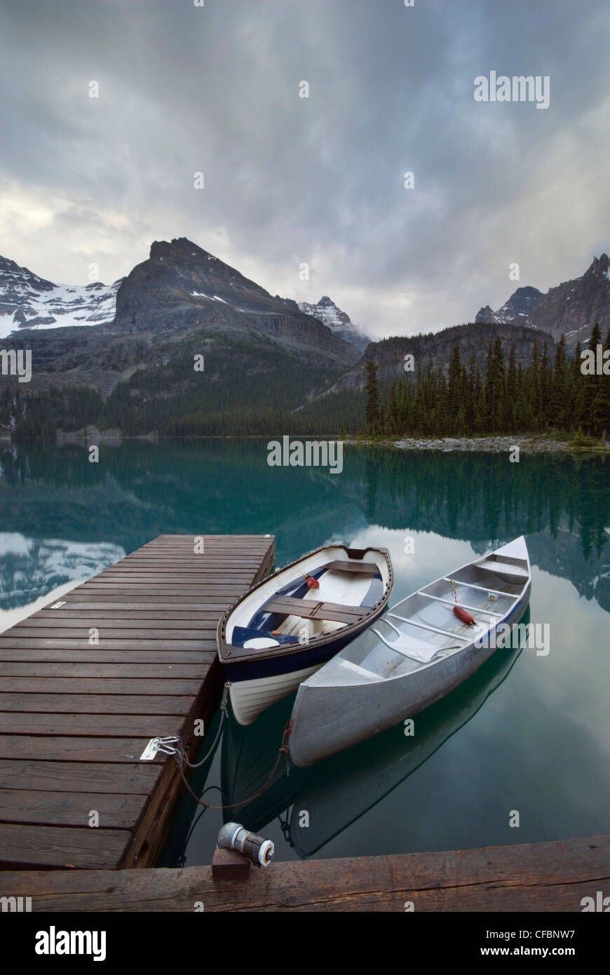 Barcos y dock, Lago O'Hara, montaña, Pico Ringrose Yukness, Parque Nacional Yoho, British Columbia, Canadá Foto de stock
