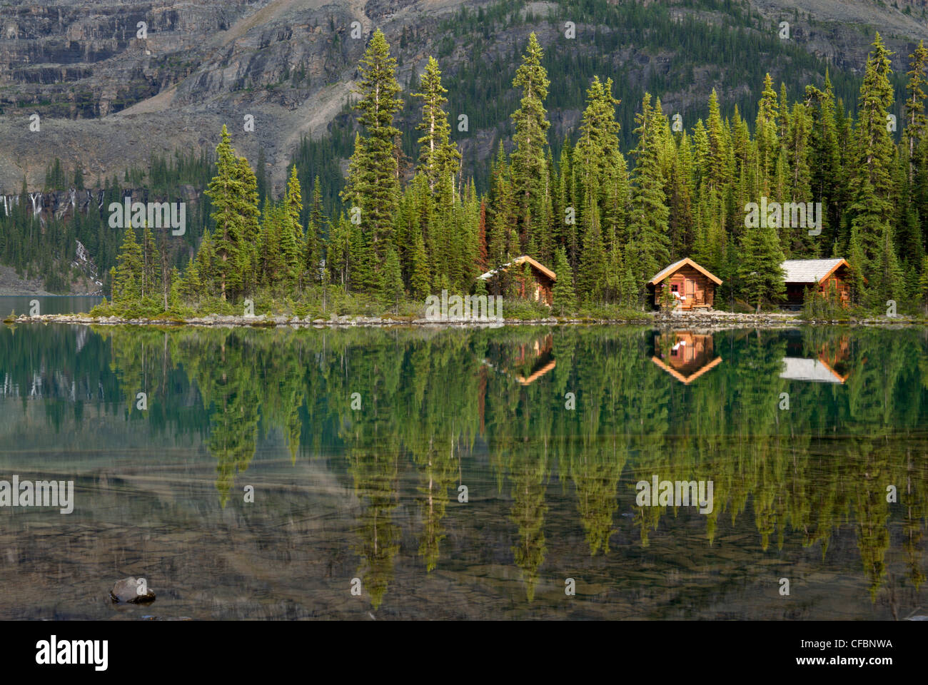 Cabañas en el lago O'Hara Lodge, Lago O'Hara, el Parque Nacional Yoho, British Columbia, Canadá Foto de stock