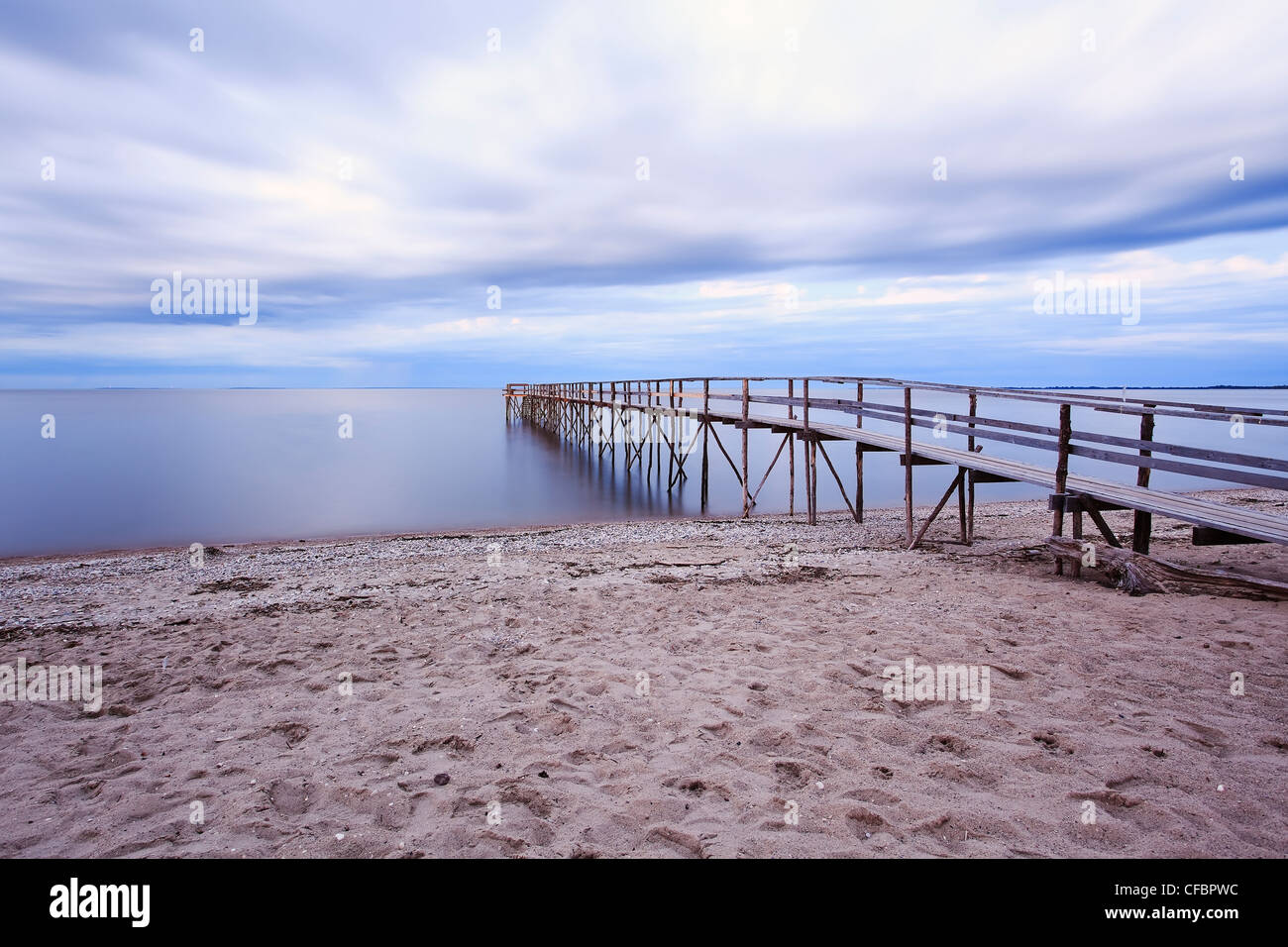 Matlock playa y muelle de madera sobre el Lago Winnipeg al anochecer. El Lago Winnipeg, Manitoba, Canadá. Foto de stock