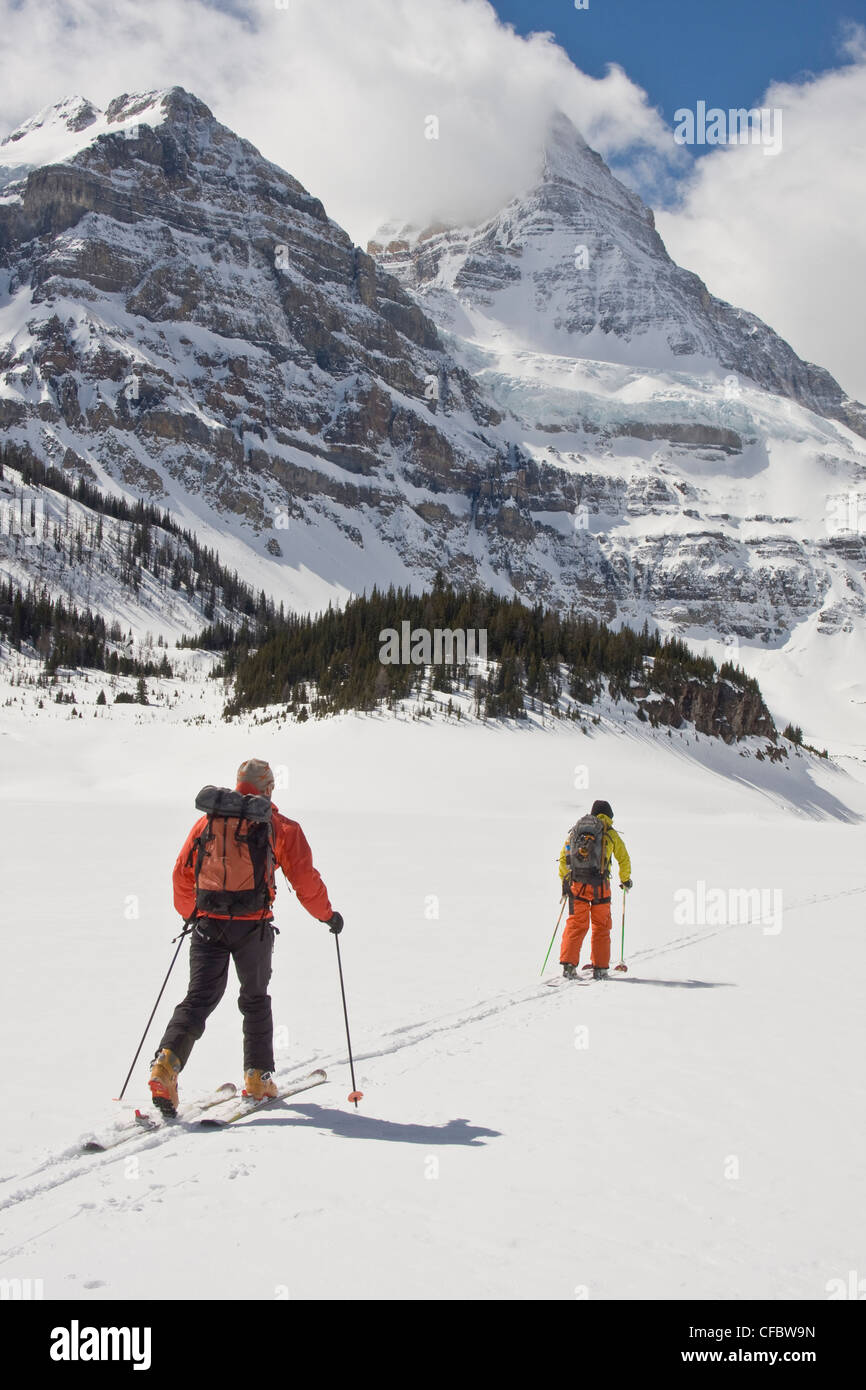 Dos personas esquí cross-country, el Monte Assiniboine, Parque Provincial Monte Assiniboine, British Columbia, Canadá Foto de stock