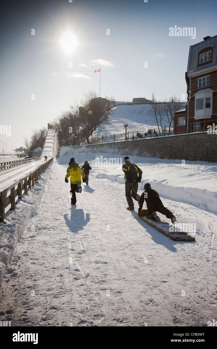 Familia buscando alguna diversión de invierno corren a lo largo de Dufferin Foto de stock