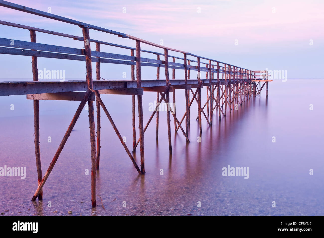 Muelle de madera al atardecer en el Lago Winnipeg. Matlock, Manitoba, Canadá. Foto de stock